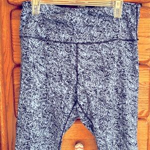 Kirkland Signature XXL Leggings excellent condition Black and Blue design